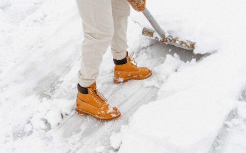 personne qui pellette de la neige