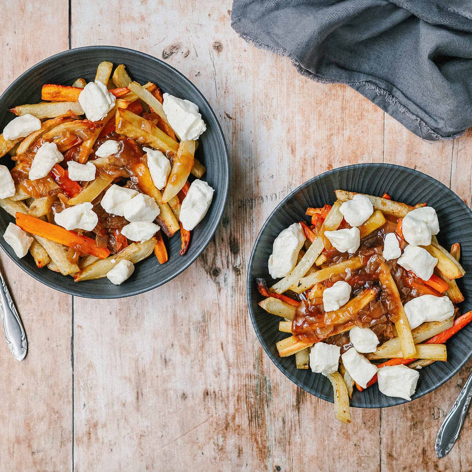 2 bols de poutine au légumes racines