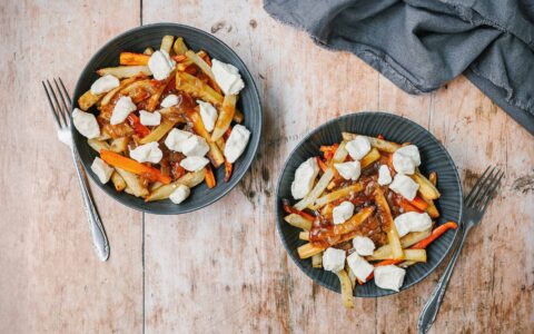 2 bols de poutine au légumes racines