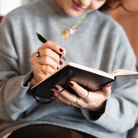 femme qui écrit dans un cahier