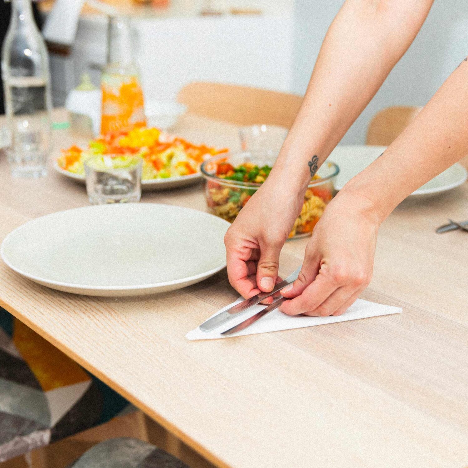 quelqu'un met la table pour un repas