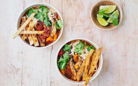 deux bols de soupe avec tortillas