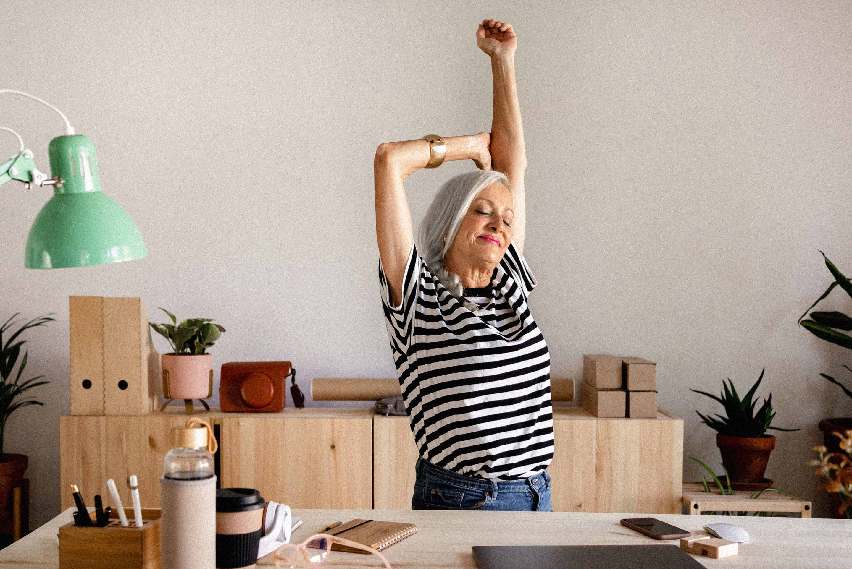 femme qui s'étire à son bureau