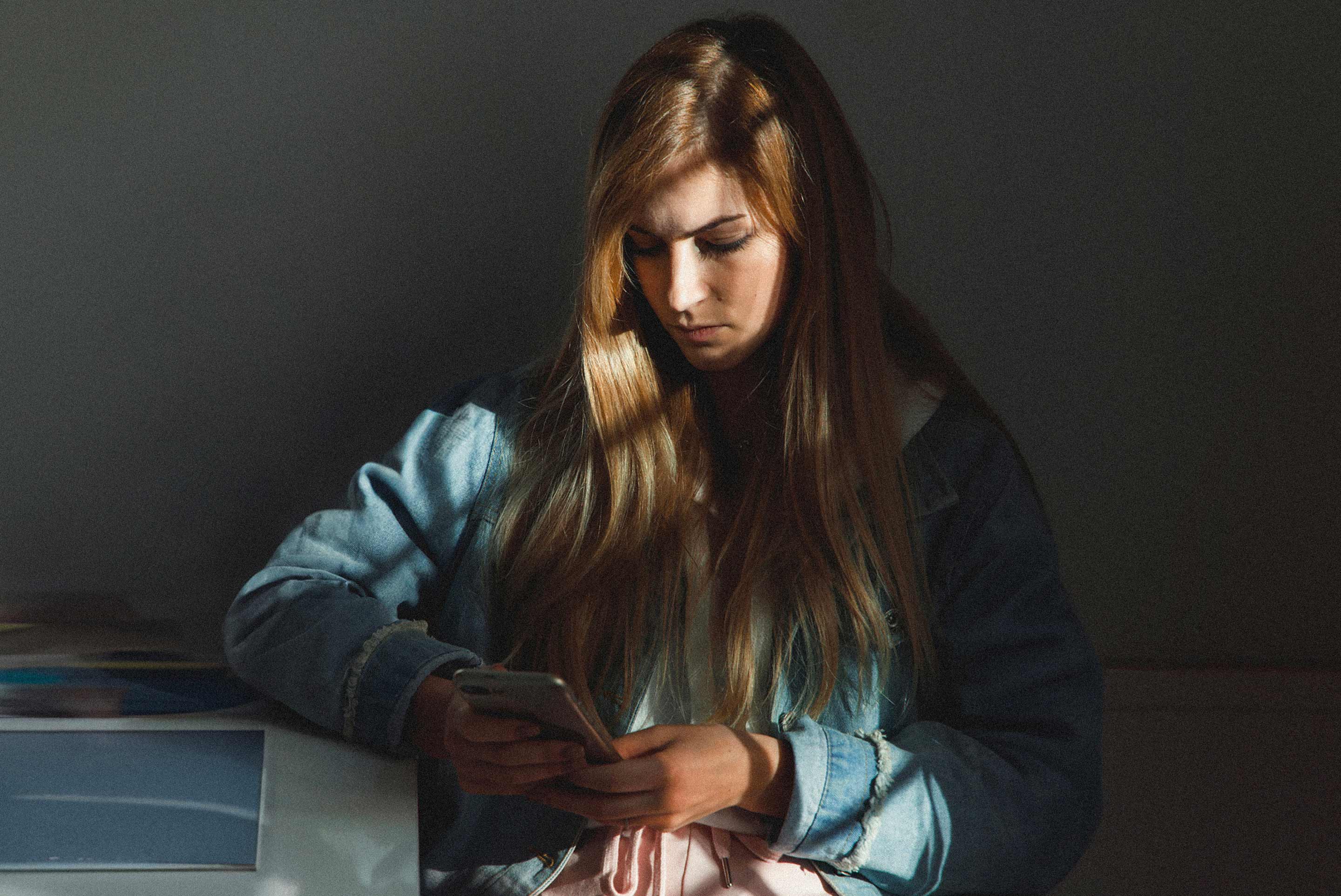 personne qui regarde son téléphone