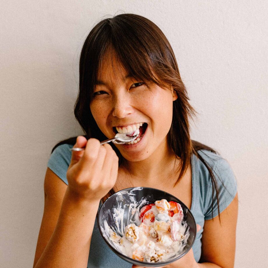 femme qui mange un bol de yogourt aux fruits