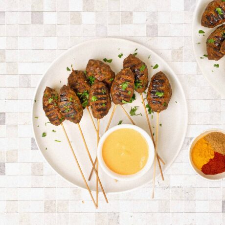 brochettes de keftas et condiments