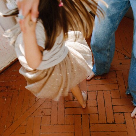 une personne et une enfant qui dansent