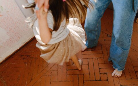une personne et une enfant qui dansent