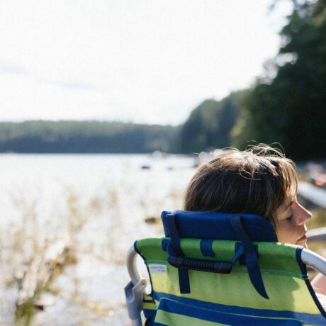femme assise au bord d'un lac