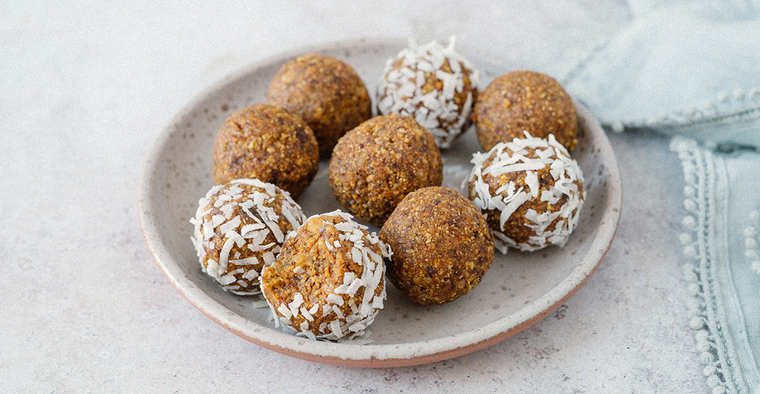 assiette de boules de gâteau aux carottes