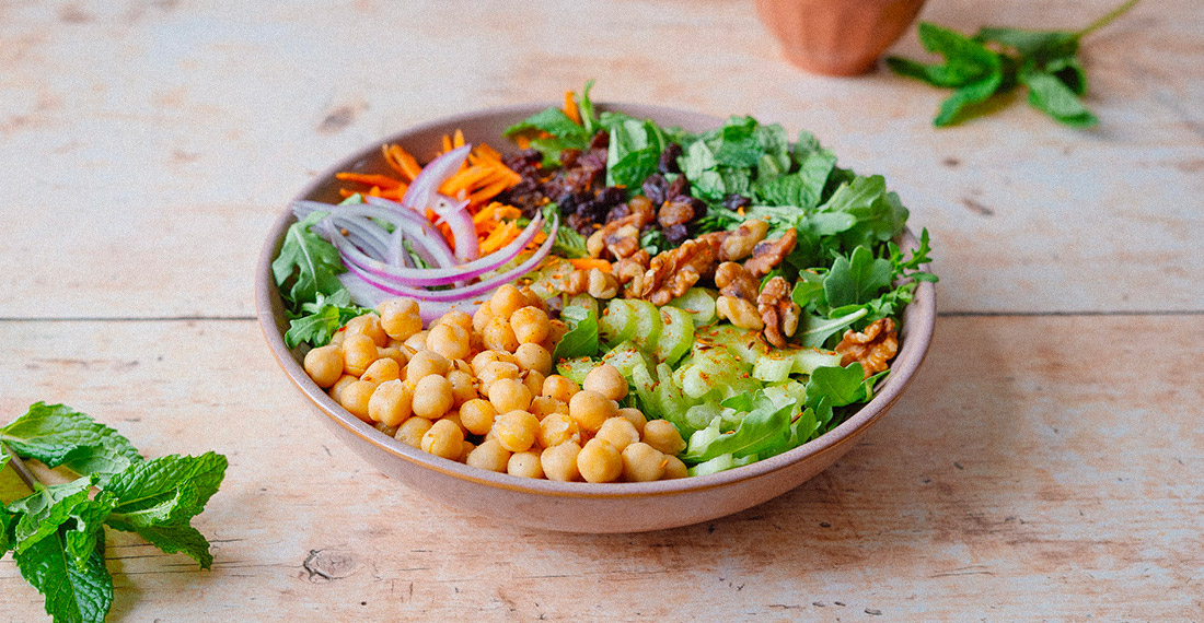 bol de salade de pois chiches et roquette