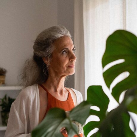 femme regardant par la fenêtre