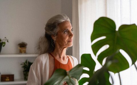 femme regardant par la fenêtre