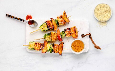 brochettes d'halloumi, nectarines et courgettes