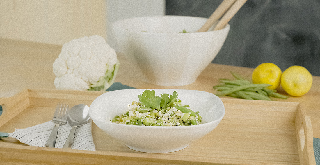 plateau avec bol de salade de chou fleur