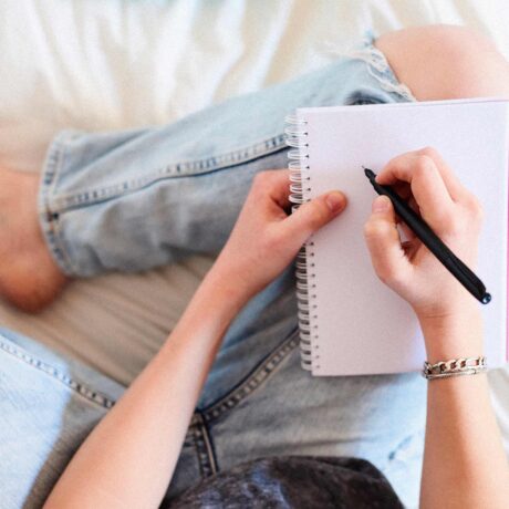 une personne qui écrit dans un cahier