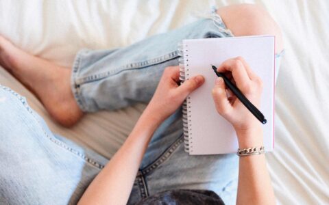 une personne qui écrit dans un cahier
