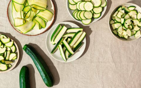 bols avec courgettes coupées