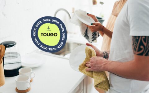 deux personnes faisant la vaisselle