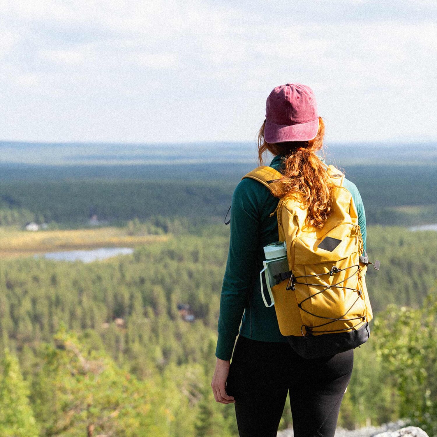 femme avec un sac à dos en randonnée