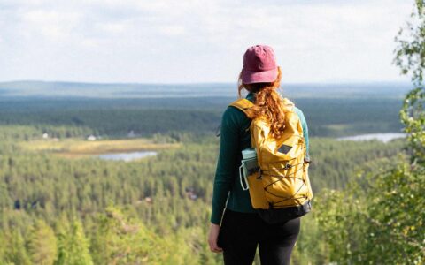 femme avec un sac à dos en randonnée