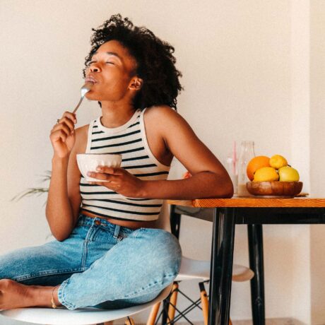 femme assise en train de manger