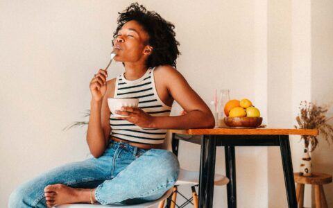 femme assise en train de manger