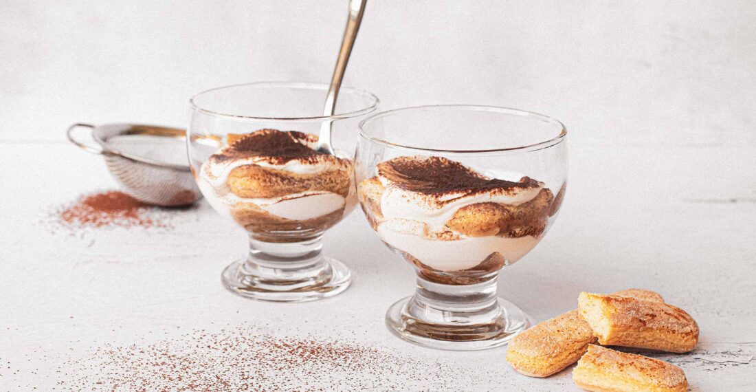 deux verrines avec du yogourt