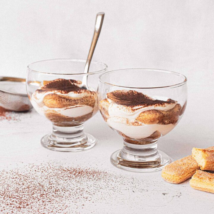 deux verrines avec du yogourt