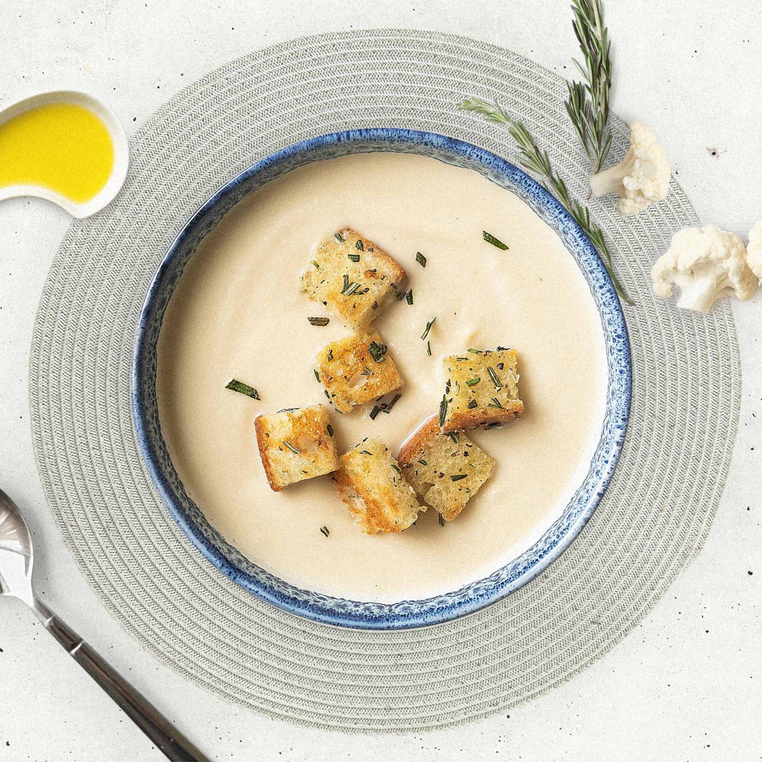 bol de potage avec croûtons