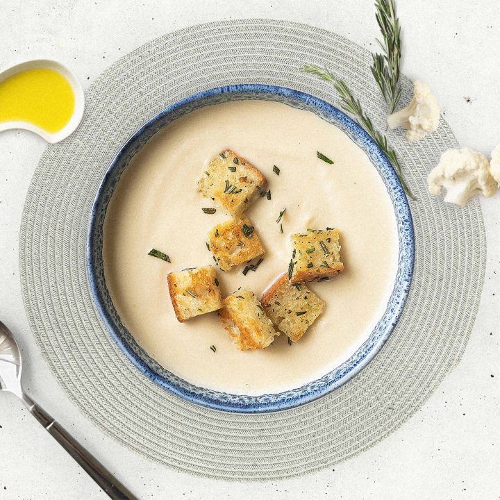 bol de potage avec croûtons
