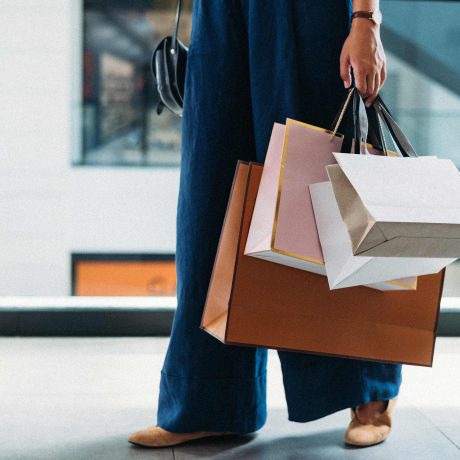une personne avec plusieurs sacs à la main