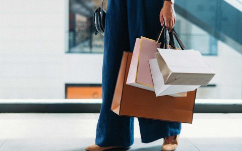 une personne avec plusieurs sacs à la main