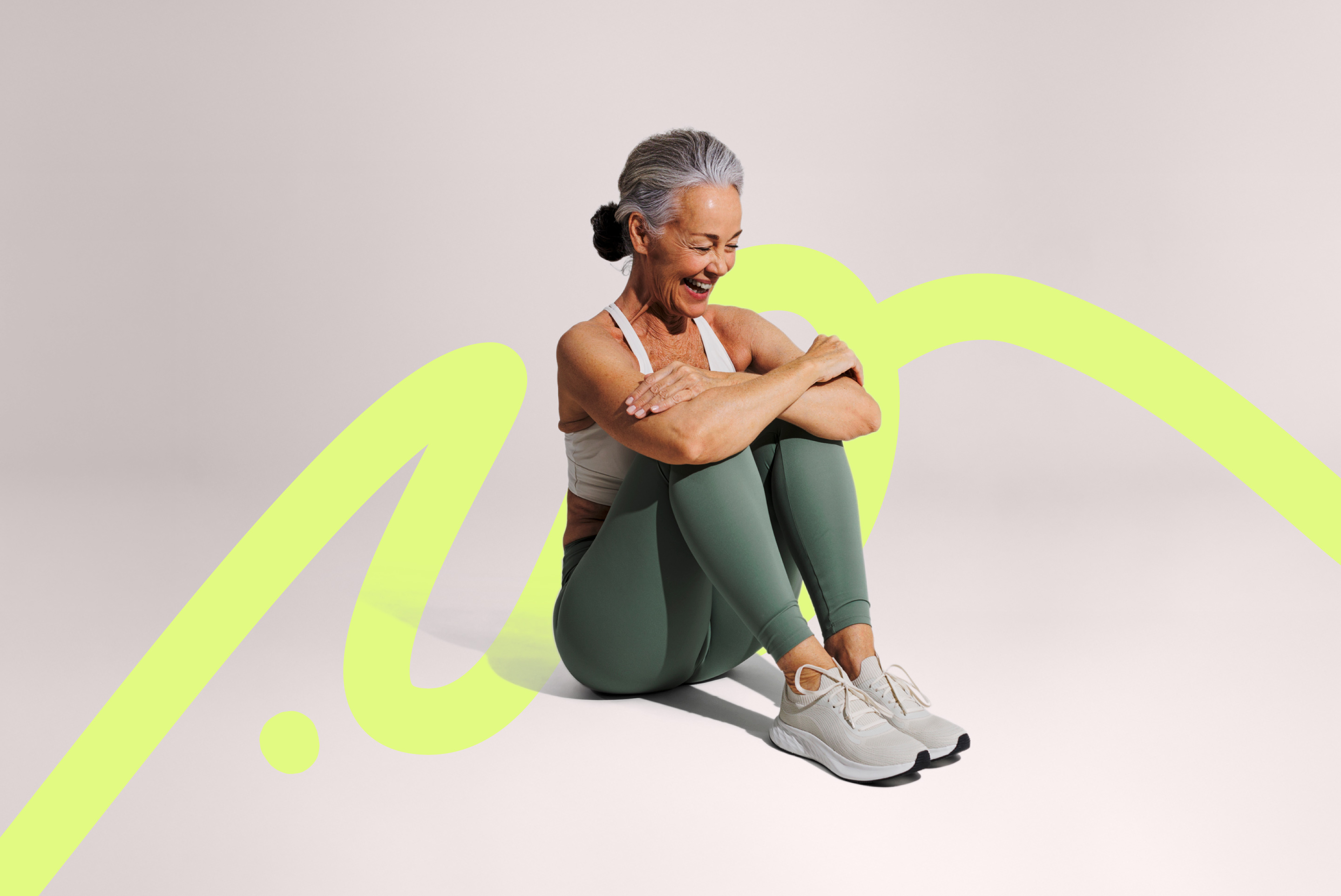 femme souriante assise