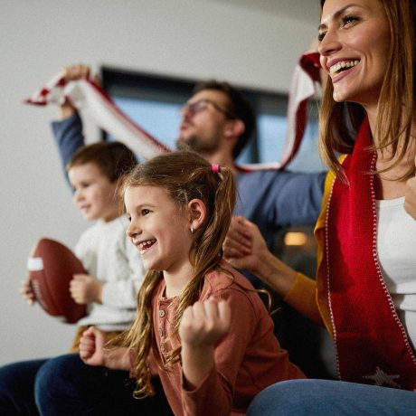 famille regardant un match è la télévision
