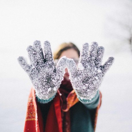 femme à l'extérieur l'hiver montrant ses mitaines