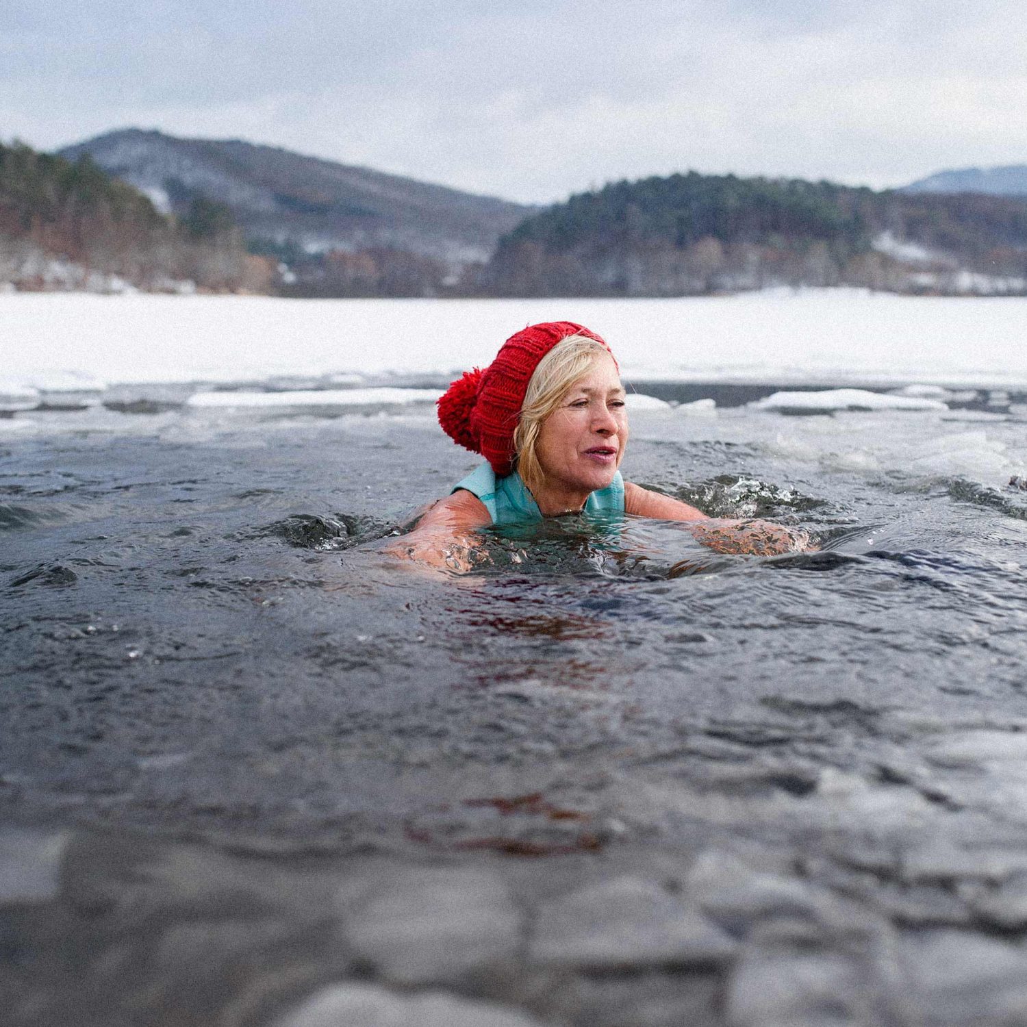 femme dans un lac en hiver
