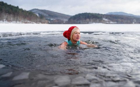 femme dans un lac en hiver