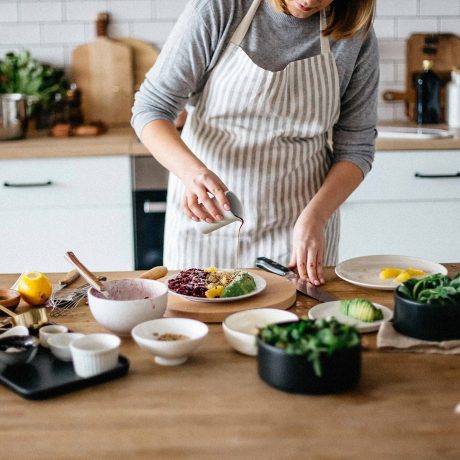une personne en train de cuisiner