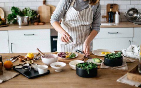 une personne en train de cuisiner