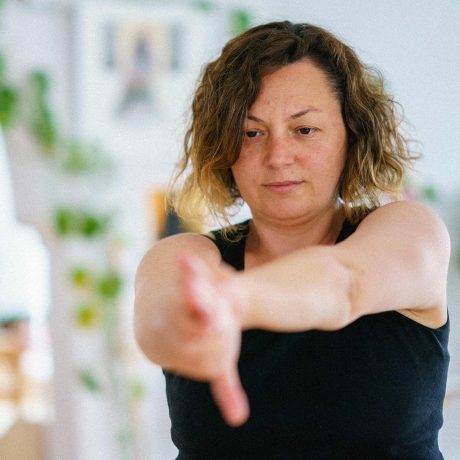 femme s'étirant un bras