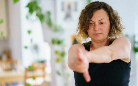 femme s'étirant un bras