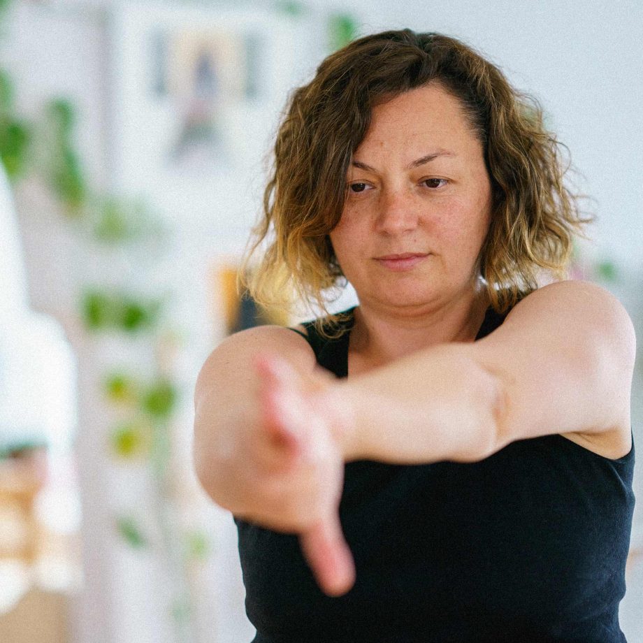 femme s'étirant un bras