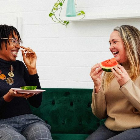 2 femmes qui mangent et discutent