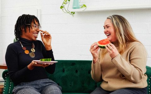 2 femmes qui mangent et discutent