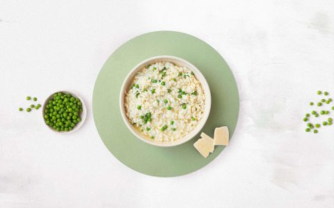 bol de risotto avec petits pois