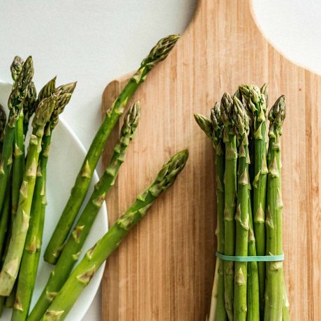 asperges sur une planche de bois