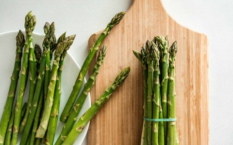 asperges sur une planche de bois