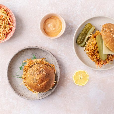 deux burgers avec bols de condiments