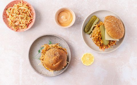 deux burgers avec bols de condiments